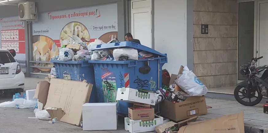 Πάτρα: «Βουνά» σκουπιδιών ξαφνικά σε δρόμους - Τι εξηγεί ο Δήμος