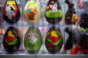 Πάσχα: Οι τιμές σε σοκολατένια αβγά και τσουρέκια ΒΙΝΤΕΟ