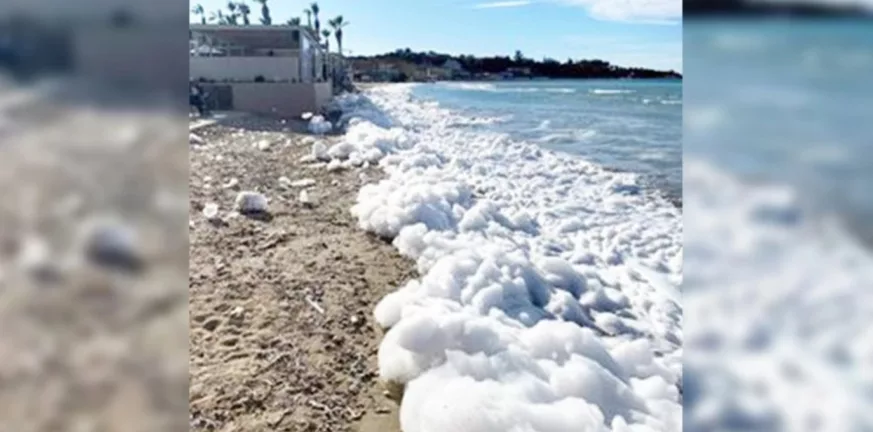 Ζάκυνθος: Τι συνέβη και γέμισε αφρούς η παραλία Τσιλιβί