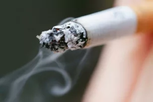 Εφιάλτης στον Άγιο Παντελεήμονα: 40χρονος έσβησε τσιγάρο στο μάγουλο της συντρόφου του