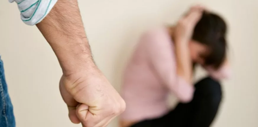 Κύμα ενδοοικογενειακής βίας: Κάθε 45 λεπτά και ένα νέο περιστατικό