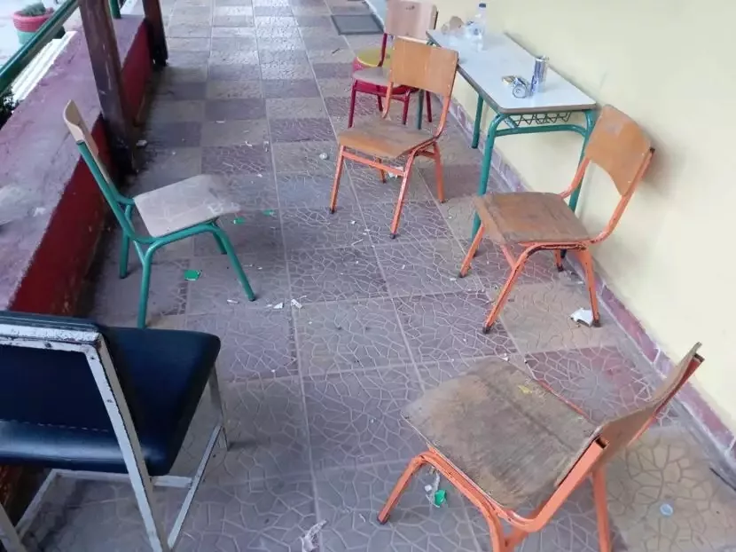 Βόλος: Η στιγμή που εξωσχολικοί μπαίνουν σε δημοτικό σχολείο, εικόνες από τις ζημιές
