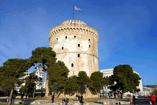 Συναγερμός στη Θεσσαλονίκη: Άνδρας έπεσε από τον Λευκό Πύργο-ΒΙΝΤΕΟ