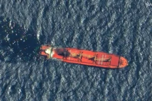 Τρια πλοία των ΗΠΑ χτύπησαν οι Χούθι