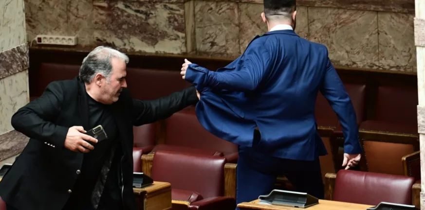 ΕΚΤΑΚΤΟ Ξύλο μέσα στη Βουλή: Πρώην βουλευτής των Σπαρτιατών γρονθοκόπησε βουλευτή της Ελληνικής Λύσης