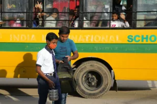 Ινδία: Τουλάχιστον έξι μαθητές σε τροχαίο με σχολικό λεωφορείο