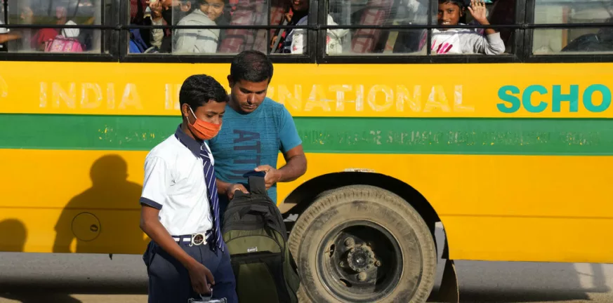 Ινδία: Τουλάχιστον έξι μαθητές σε τροχαίο με σχολικό λεωφορείο