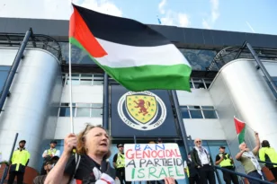 Διαδήλωση στο Hampden Park της Γλασκώβης σε ματς των Εθνικών Ομάδων Γυναικών της Σκωτίας και του Ισραήλ