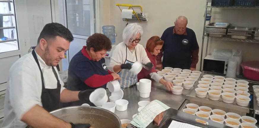 Πάσχα 2024: Ιερή στήριξη στους ευπαθείς με 2.500 γεύματα - Πόσα δίνει ο Δήμος