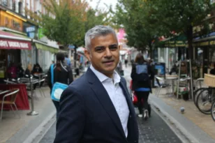 Ιστορικό ρεκόρ από τον Σαντίκ Καν, επανεξελέγη δήμαρχος του Λονδίνου για τρίτη θητεία