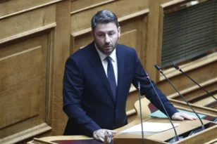 Ανδρουλάκης – Δευτερολογία: Ο Πρωθυπουργός έχει μάθει να πετάει την μπάλα στην κερκίδα