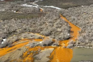 Αλάσκα: Τα ποτάμια βάφτηκαν στα πορτοκαλί – Κίνδυνος για το πόσιμο νερό και την αλιεία