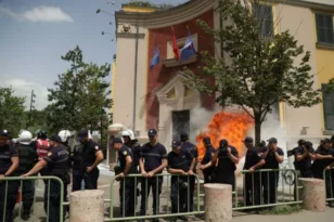 Αλβανία: Επεισόδια με μολότοφ στο δημαρχείο Τιράνων ΒΙΝΤΕΟ