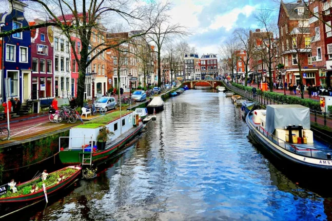 Άμστερνταμ: 500.000 ευρώ για μια θέση στάθμευσης σε εμπορικό δρόμο της πόλης!