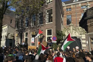 Κλιμακώνεται η ένταση στο πανεπιστήμιο του Άμστερνταμ, φιλοπαλαιστίνιοι στήνουν οδοφράγματα