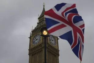 Βρετανία: Υποχρεωτική θητεία και ψήφο στους 16άρηδες, οι υποσχέσεις των Τόρις και των Εργατικών 