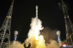 B. Κορέα: Που οφείλεται η συντριβή του πυραύλου, σύμφωνα με την Πιονγκγιάνγκ, η «αστοχία»