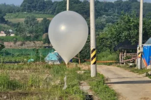 Βόρεια Κορέα: Έστειλε μπαλόνια γεμάτα σκουπίδια και περιττώματα στη Νότια ΦΩΤΟ