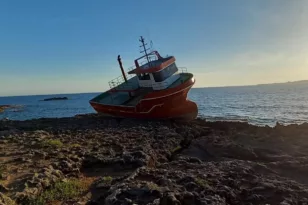 Πλοίο λαθροδιακινητών ξεβράστηκε σε παραλία της Μεσσηνίας