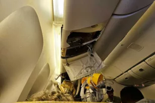 Στην εντατική παραμένουν εφτά επιβάτες της πτήσης της Singapore Airlines με τις σφοδρές αναταράξεις