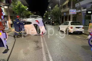 Πάτρα: Ανατροπή οχήματος στη Γούναρη – Προσέκρουσε σε σταθμευμένο και τούμπαρε