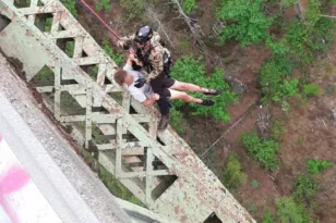 ΗΠΑ: Νεαρός έπεσε σε φαράγγι 120 μέτρων και γλίτωσε με γρατσουνιές ΦΩΤΟ