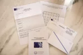 Ευρωεκλογές 2024: Φτάνουν στους παραλήπτες οι φάκελοι της επιστολικής ψήφου