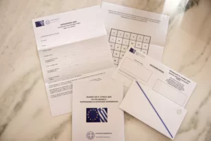 Ευρωεκλογές 2024: Φτάνουν στους παραλήπτες οι φάκελοι της επιστολικής ψήφου