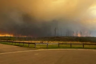 Καναδάς: Φωτιά απειλεί περιοχή με πετρελαιοπηγές - ΦΩΤΟ