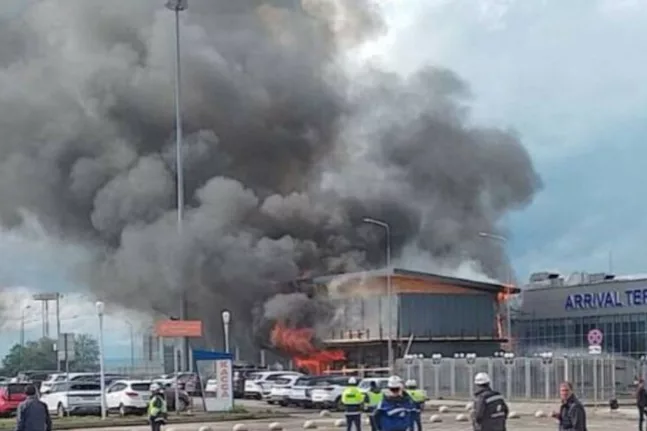 Ρωσία: Φωτιά σε αεροδρόμιο στην πόλη Μινεράλνιε Βόντι ΒΙΝΤΕΟ