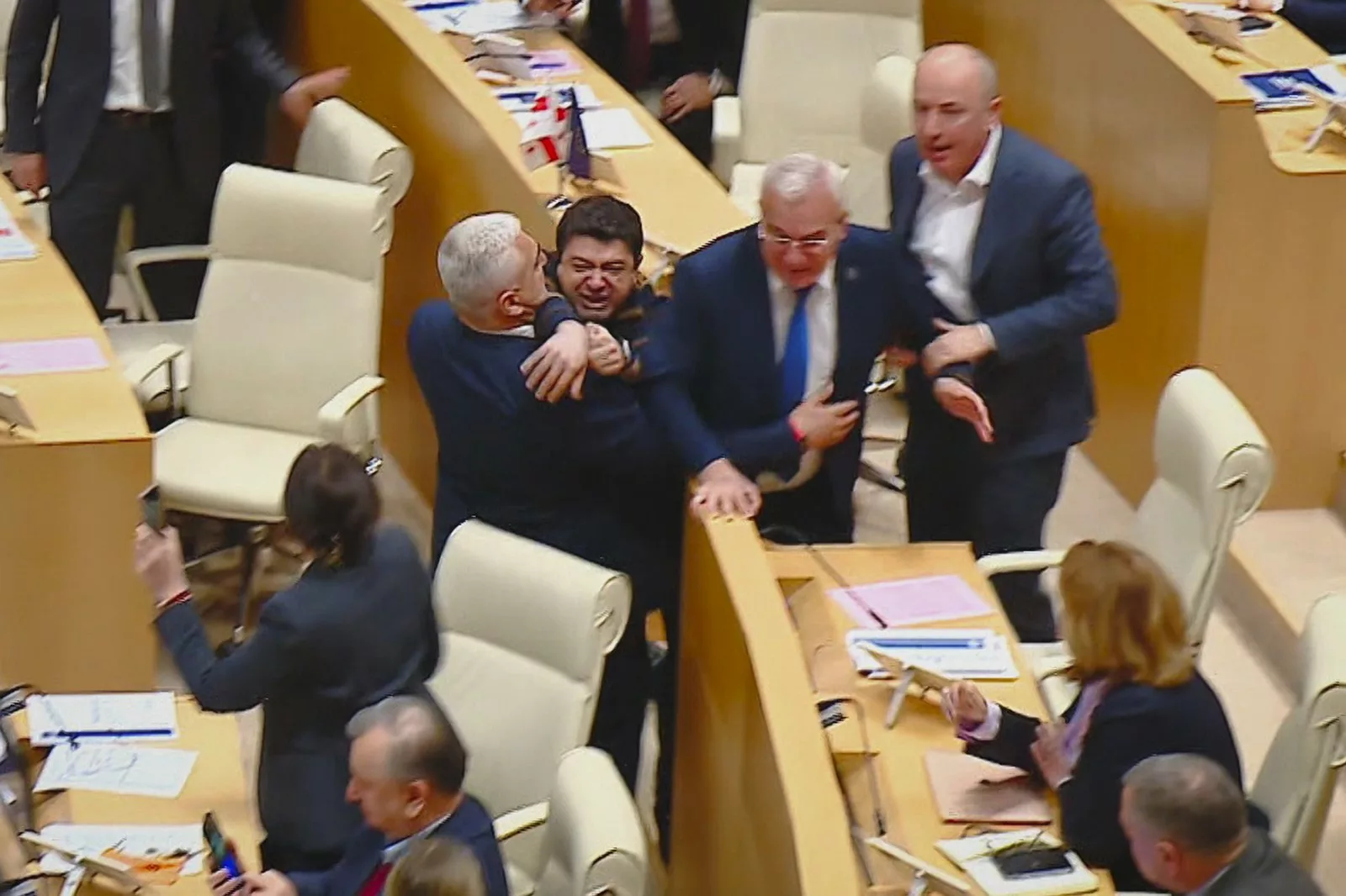 Georgia: Tension in the Parliament after the approval of a bill on foreign agents VIDEO
 – 2024-07-27 01:20:03