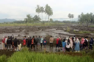 Ινδονησία: 28 οι νεκροί από ξαφνικές πλημμύρες και κατολισθήσεις