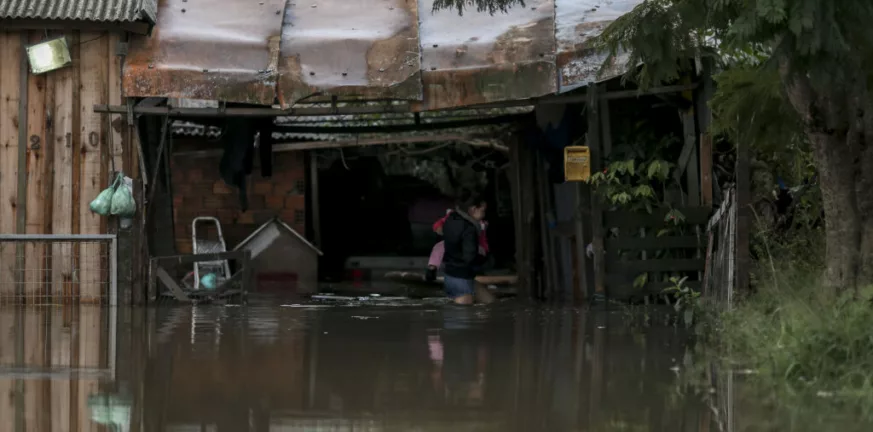 Ινδονησία: Φονικές πλημμύρες με τουλάχιστον 15 νεκρούς
