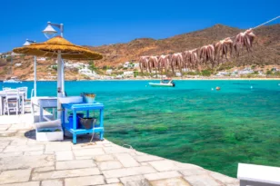 Ποιο ελληνικό νησί αποθεώνουν Times και Greenme.it για τις παραλίες και τα σοκάκια του