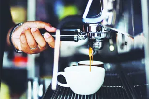 «Καυτός» ο καφές από σήμερα: Στο 24% ο ΦΠΑ στο τραπέζι, παραμένει το 13% για χέρι και delivery
