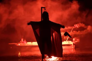 Αργολίδα: Το κάψιμο του Ιούδα μέσα στη θάλασσα - ΦΩΤΟ