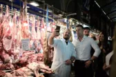 Ο Στέφανος Κασσελάκης στη Βαρβάκειο Αγορά λίγο πριν φύγει για Κέρκυρα