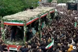 ΖΩΝΤΑΝΑ Κηδεία Εμπραχίμ Ραϊσί: Ποτάμι θρήνου, οι Ιρανοί αποτίουν φόρο τιμής στον πρόεδρο Ραϊσί