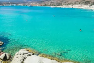 Αυτό το ελληνικό νησί έχει την καθαρότερη παραλία στον κόσμο