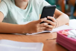 Λος Άντζελες: Απαγορεύσει τη χρήση κινητών τηλεφώνων στα σχολεία