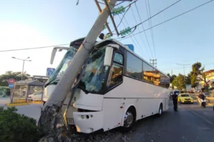 Λεωφόρος Λαυρίου: Τροχαίο με λεωφορείο, καρφώθηκε σε κολώνα