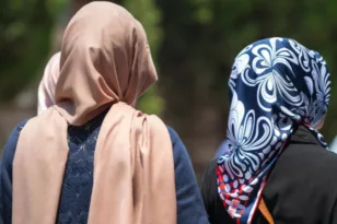 ΕΔΑΔ: Απαγορεύει στους μαθητές να φορούν θρησκευτικά σύμβολα, όπως η μαντίλα