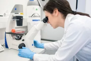 Άνοιξαν τα μικροβιολογικά εργαστήρια: Ουρές ασθενών για εξετάσεις