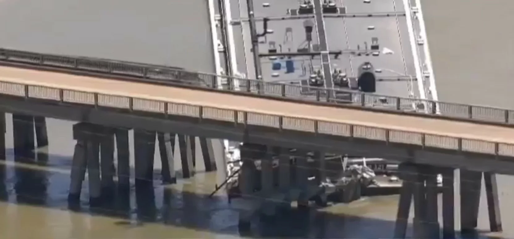 Texas: Ship crashes into bridge – Oil spill
 – 2024-07-25 00:19:13