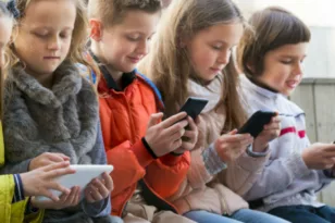 Social media: Πώς επηρεάζουν τη ζωή των παιδιών και των νέων;