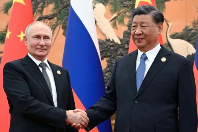 Πεκίνο: Θερμή χειραψία Σι Τζινπίνγκ με Πούτιν