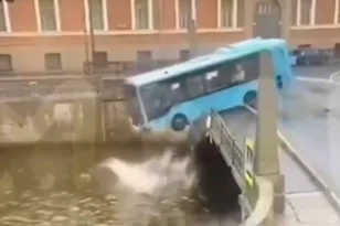 Ρωσία: Λεωφορείο με 20 επιβάτες έπεσε ξαφνικά μέσα σε ποτάμι ΒΙΝΤΕΟ