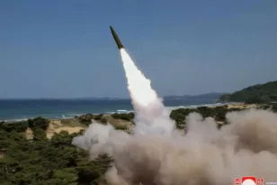 Η Βόρεια Κορέα εκτόξευσε πύραυλο για να θέσει σε τροχιά δορυφόρο