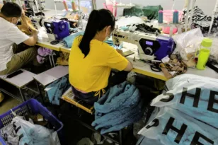 Καταγγελίες για τον κολοσσό Shein: Δουλεύουν 12 ώρες την ημέρα χωρίς διάλειμμα για «μισθούς πείνας»