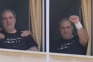 Δημήτρης Σταρόβας: Συγκινημένος και ταλαιπωρημένος στις πρώτες εικόνες από το παράθυρο του νοσοκομείου
